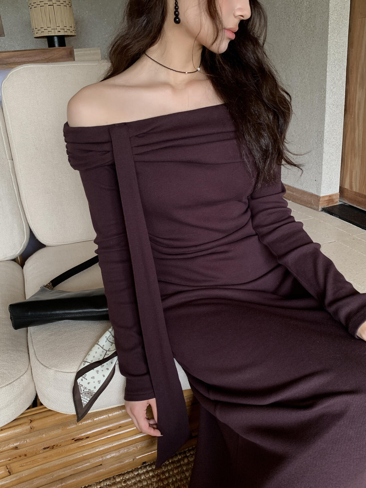 One-shoulder strappy long-sleeved sweater with a design of off-shoulder top