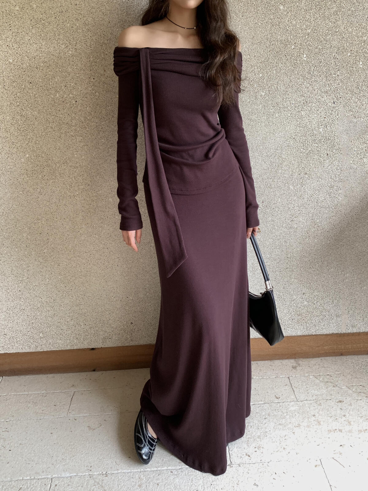 One-shoulder strappy long-sleeved sweater with a design of off-shoulder top