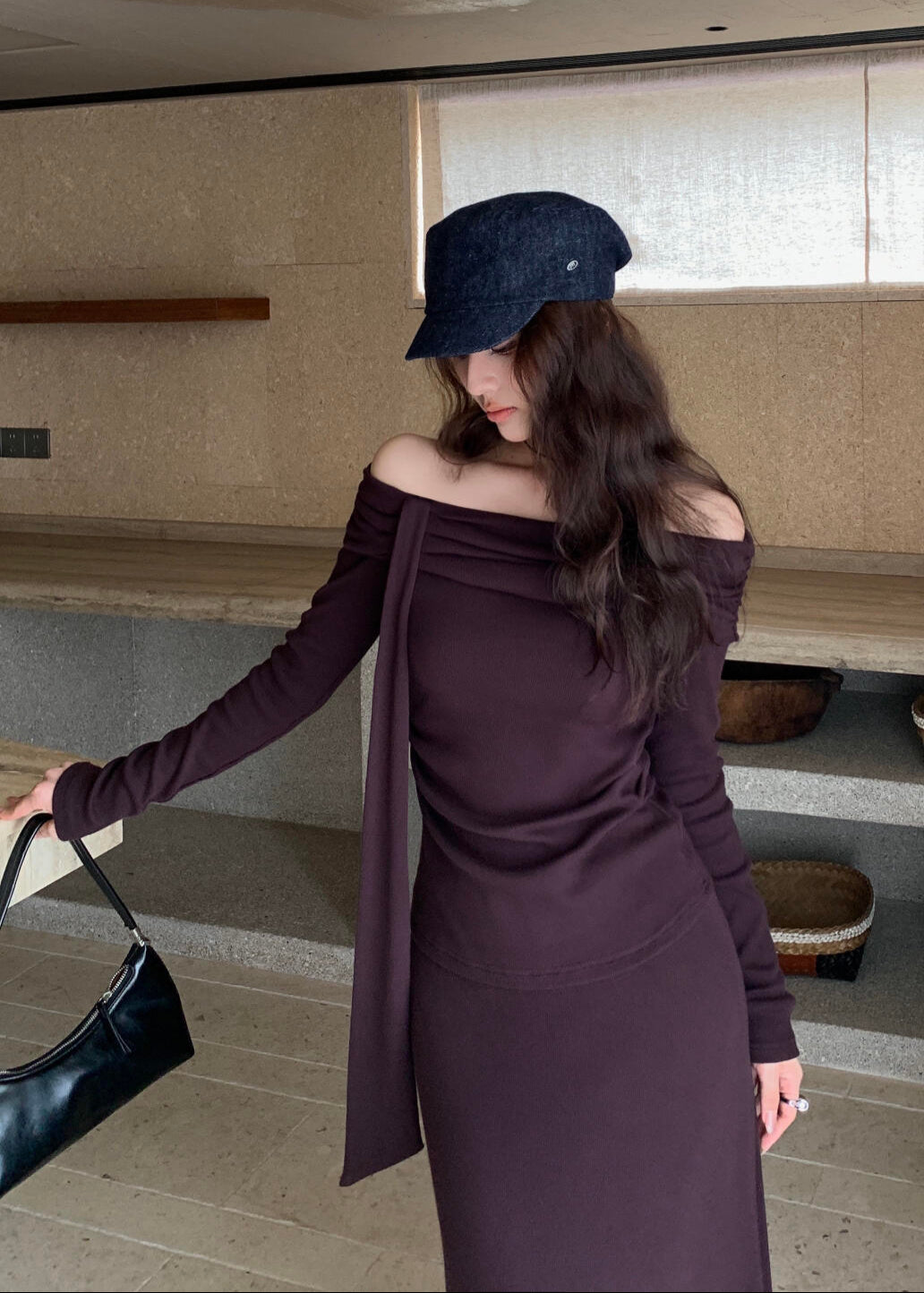One-shoulder strappy long-sleeved sweater with a design of off-shoulder top